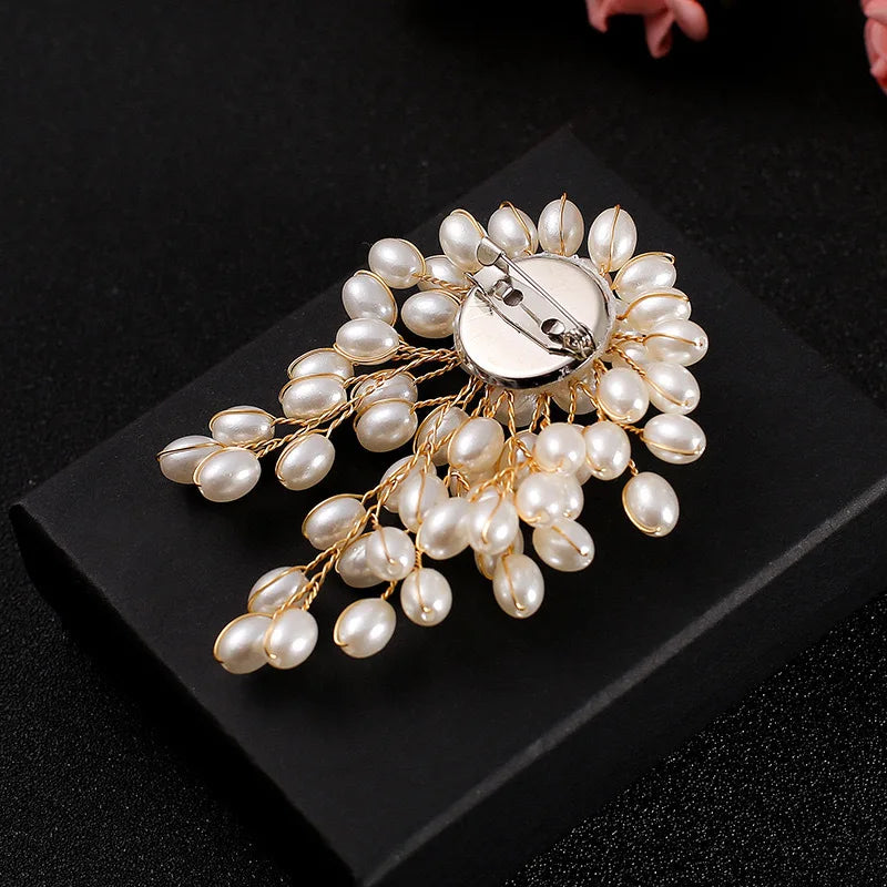 Fashionable Woven Imitation Pearls Brooch Lapel Pin Accessory for Business Meetings and Parties Elegant Wedding Jewelry New
