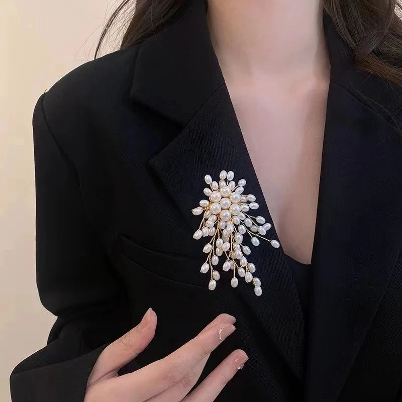Fashionable Woven Imitation Pearls Brooch Lapel Pin Accessory for Business Meetings and Parties Elegant Wedding Jewelry New
